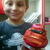chłopiec prezentuje wykonanego na konkurs grzyba w 3D