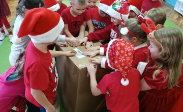 oglądanie prezentów od św. Mikołaja