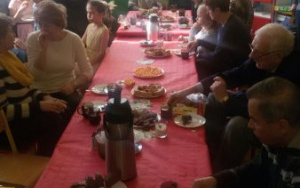 Babcie i Dziadkowie przy stole