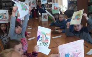 dzieci prezentują wykonanne kolorowanki