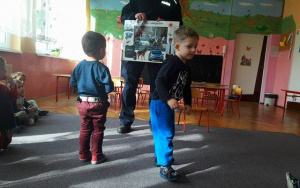 policjant pokazuje dzieciom obrazek - Wypadek na skrzyżowaniu