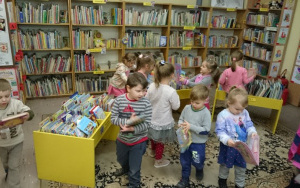 Dzieci wypożyczają książeczki