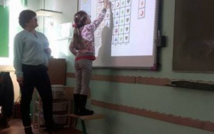 Dziewczynka korzysta z tablicy interaktywnej