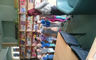 Dzieci wraz z Panią Anią zwiedzają czytelnie dla dorosłych