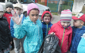 Sprzątamy teren wokół przedszkola, zdjęcie 1