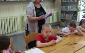 Dzieci słuchają listu odczytywanego przez panią bibliotekarkę
