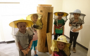 Dzieci w pszczelarskich kapeluszach
