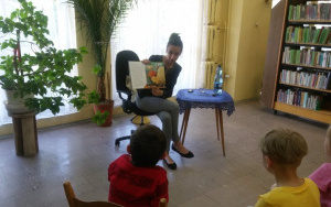 Dzieci oglądają ilustrację do opowiadania o Kurze Adeli