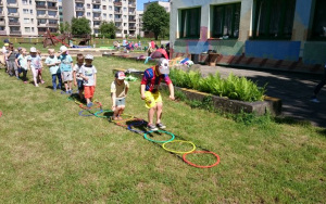 dzieci skaczą przez kolorowe koła