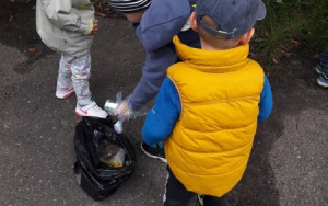 4 latki wrzucają śmieci do czarnego worka