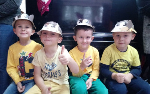 czterech chłopców w żółtych strojach