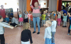 nauczycielka stoi, dzieci nasladują jej ruchy