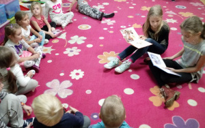 Ola i Julka czytają dla dzieci