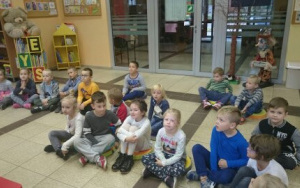 dzieci siedzą na wykładzinie w MBP