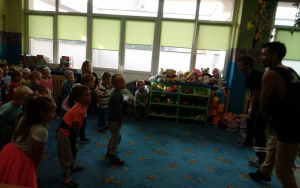 dzieci opracowuja układ taneczny razem z tancerzami