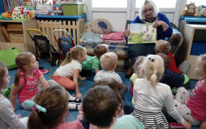 Pani Małgosia pokazuje dzieciom ilustracje w książce