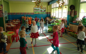 dzieci na dywanie tańczą przy muzyce