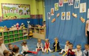 Dzieci na dywanie oczekuja na występ