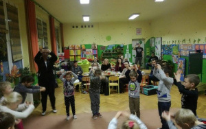 dzieci tańczą z panią Anią,ręce uniesione do góry