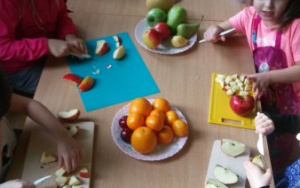 Dzieci przygotowują sałatkę owocową