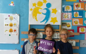 Dzieci z logo eTwinningu