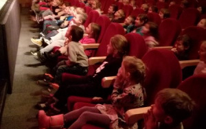 dzieci jako widownia w teatrze na przedstawieniu