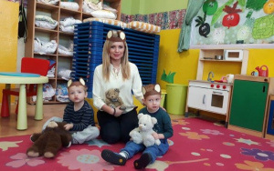 Pani Martynka z misiami i dwójką dzieci
