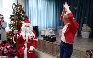 Dzieci z Panią Anetą śpiewają Mikołajowi piosenkę