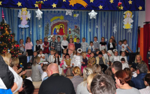 dzieci odświetnie ubrane na scenie podczas występu
