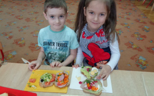 Amelka i Emil prezentują swoje kanapki