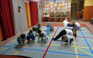 Dzieci bawią się w Twistera na Tuputanie