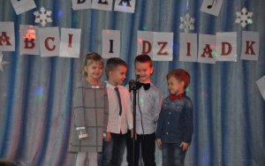 trzech chłopców z Leną śpiewa dla babć i dziadków