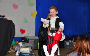 chłopiec - pirat trzyma białą kopertę