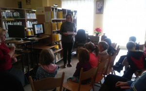 Dzieci słuchają prezentacji na temat Warszawy