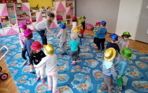 dzieci radosnie tańczą w parach