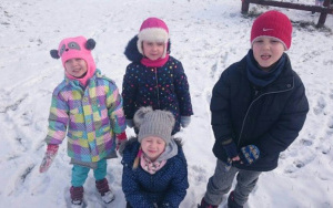 dzieci podczas zabaw na śniegu