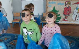 dwójka dzieci z niebieską folią i opaskami piratów na oczach