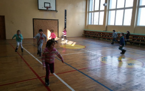 5-6latki bawią się w berka na sali gimnastycznej