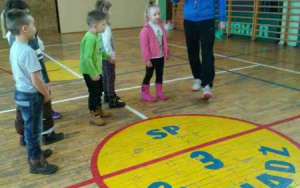 Dzieci bawią się na sali gimnastycznej