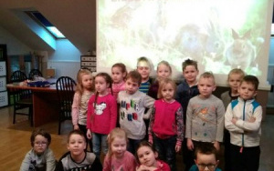 dzieci stoją pod ekranem rzutnika