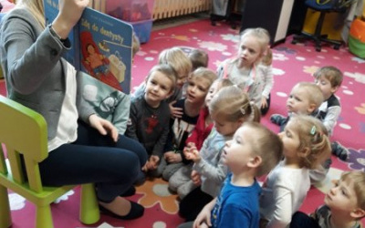 pani Martynka czyta dzieciom książkę Idę do dentysty