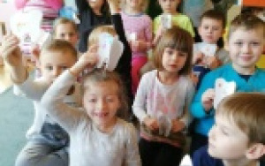 przedszkolaki prezentują zęby wykonane z kartonu