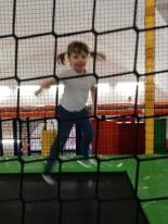 dziewczynka skacze na trampolinie