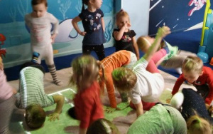 dzieci na dywanie grają w mini piłkę