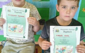 Dwaj chłopcy trzymają dyplom Przyjaciele Zippiego
