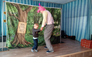 Chłopczyk tańczy na scenie z tatą - świnką