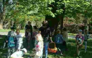 dzieci na zielonej trawie pod ogromnym,zielonym drzewem
