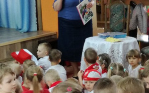dzieci na dywanie, pani Małgosia z biblioteki przygotowuje sie do czytania legendy o Polsce