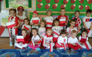 Maluszki z Panią iwonką na dywanie z flagami polskimi