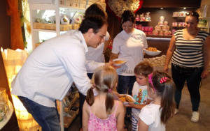 Pan Jasiu podaje dzieciom miski z ciasteczkami,aby poczęstowały kolegów